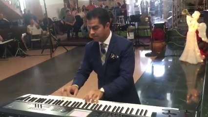 La mariée est en retard, le mariée joue du synthé pour faire patienter les invités