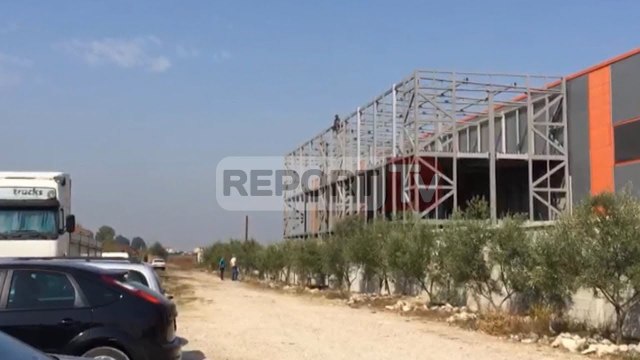 Report TV - Maminas, i riu hipën në ndërtesës kërcënon me vetëvrasje