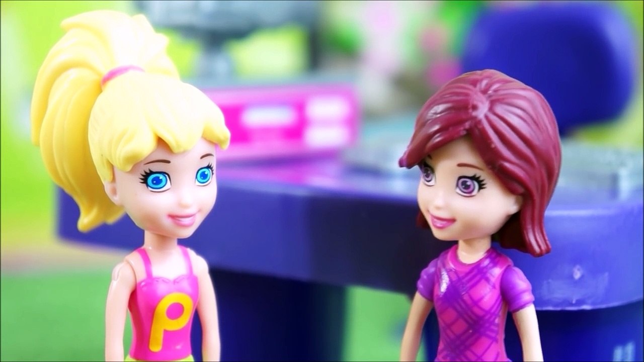 Polly Pocket com dor de Barriga e Abrindo Surpresas no copo de Amoeba! Completo em Portugues