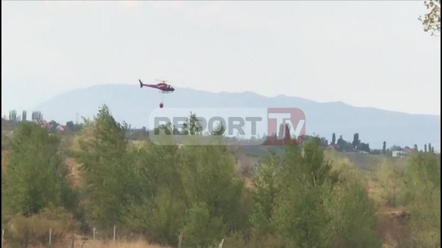 Report TV - Zjarr pranë Kishës së Laçit rrezikohen disa banesa/VD