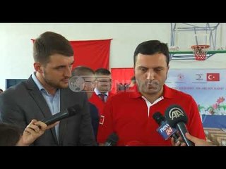 Ora News – Vëllai i Kryeministrit turk shpërndan ndihma për fëmijët jetim