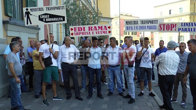 Report tV - Shoqata e Transportit protestë: Ministri licenca paralele me pazar