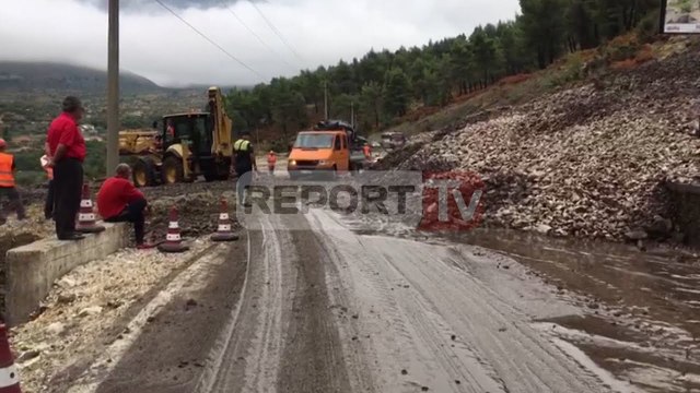 Report TV - Bllokohet aksi Orikum-Llogara shkak rënia e një masivi dheu