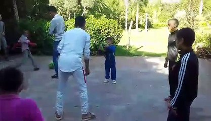 Farid anime une séance de transmission de balle avec les plus jeunes