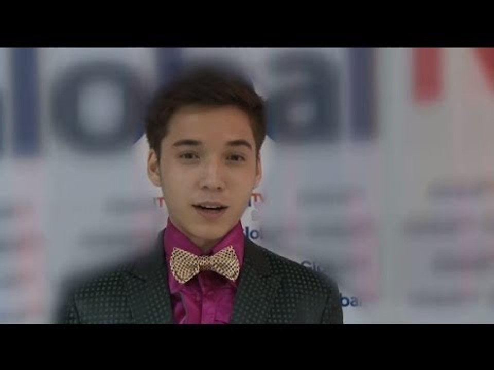 Kostum colorfull artis di sebuah ajang