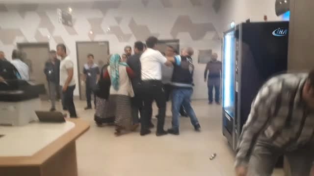 Hasta Yakını Sıra Gelmeyince Hastane Görevlisini Bıçakladı