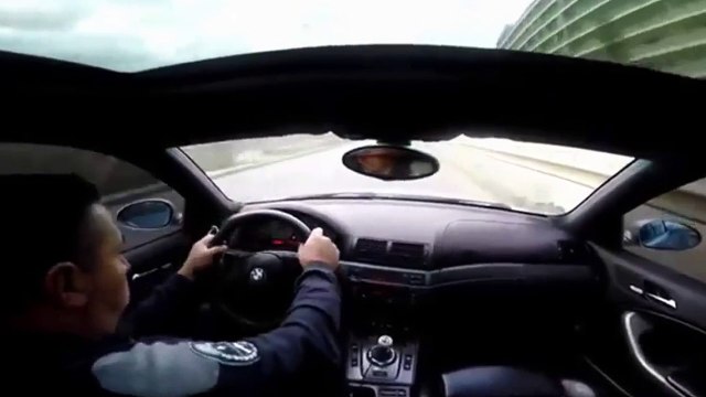 Il n'aurait pas dû faire le malin en voiture !