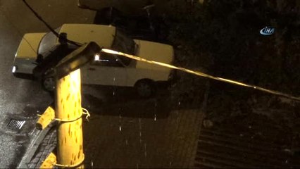 Antalya'da Kafeye Düşen Yıldırım Masayı İkiye Böldü