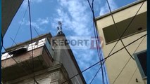 Report TV - Durrës, humbin shtëpinë, dy vëllezër kërcënuan të hidhen