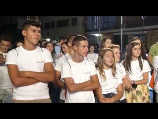 Ora News – World Vision ekspozitë fotografike me fëmijë me aftësi të kufizuara