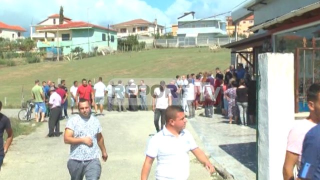 Report TV - Do të djegin kafshë dhe mbetje në Shijak, banorët në protestë