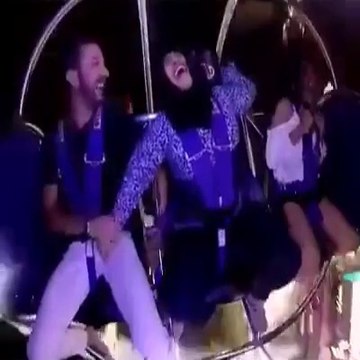 Cette femme voilée chope la mauvaise barre dans ce manège