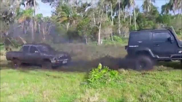 Quand ton pote vient t'aider à sortir d'un chemin boueux en 4x4... Raté