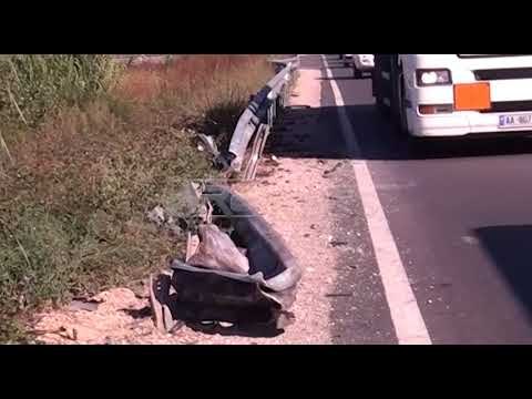 Ora News - Krujë, makina përplaset me trafik ndarësen, vdesin 2 të rinj