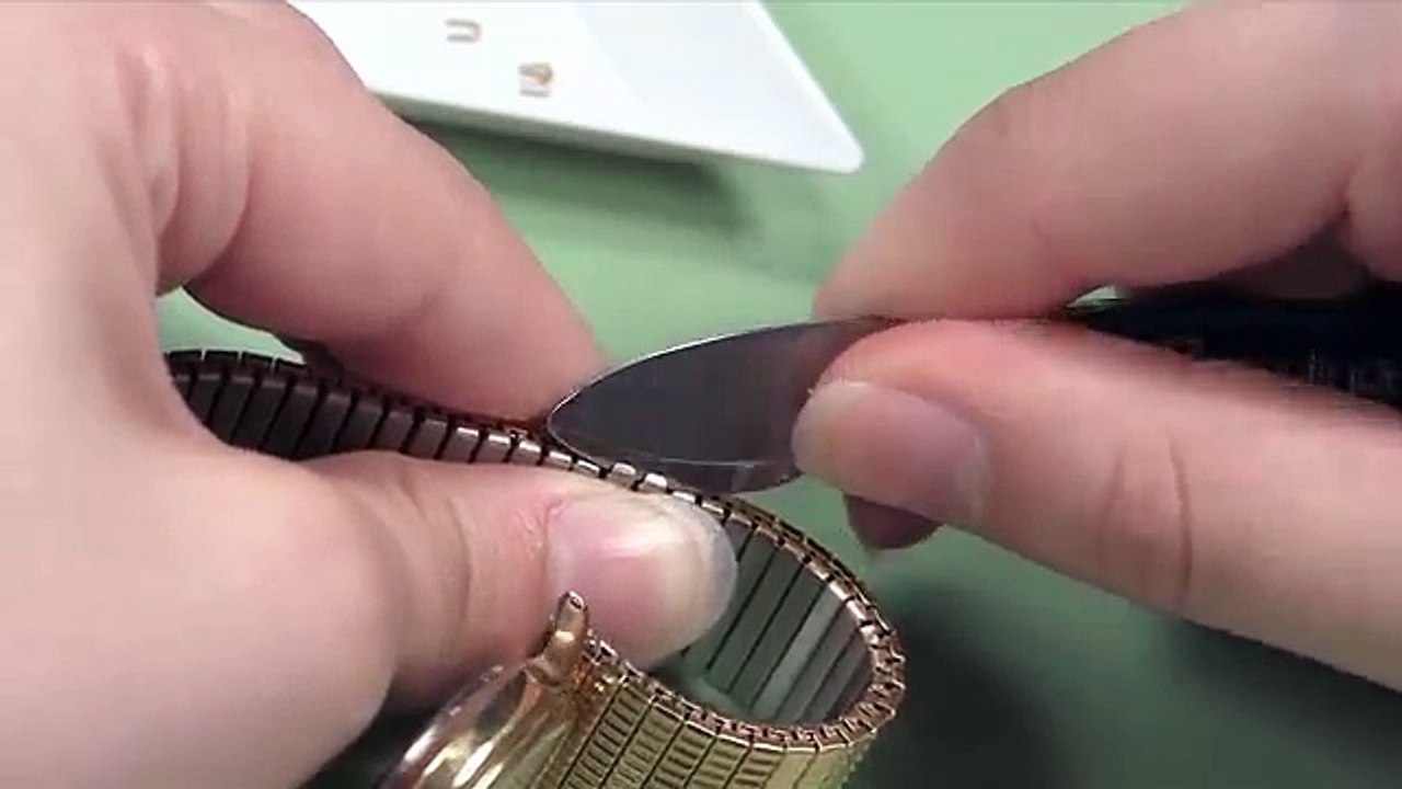 Watch Band Adjusting - How to Remove U-Clip Expansion Links