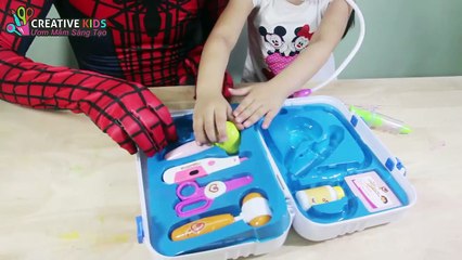 Bé bún chơi đồ chơi bác sĩ và khám bệnh cho người nhện | Healing for spiderman