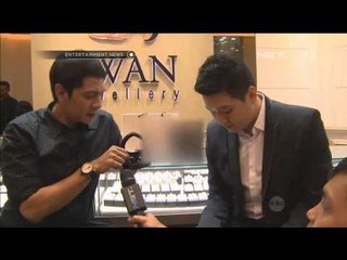 Adi Nugroho memilih cincin kawin