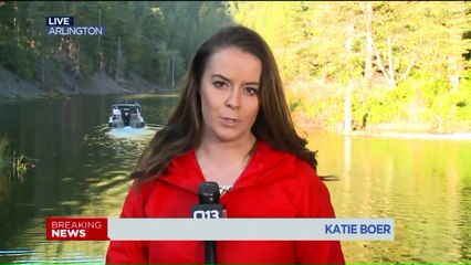 Скачать видео: 2 Rescued After Helicopter Crashes into Washington State Lake