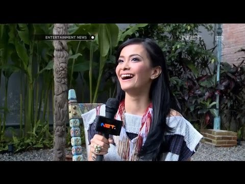 Ersa Mayori bergaya dengan Tenun Badui