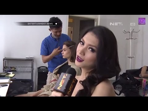 Donita menjalani sesi pemotretan