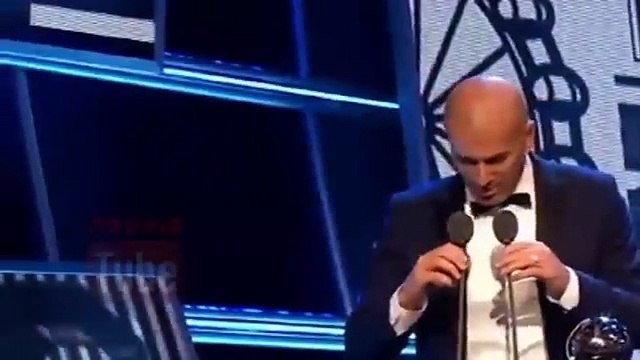 لحظة تتويج كريستيانو رونالدو بجائزة أفضل لاعب في العالم أمام أنظار ليونيل ميسي ونيمار