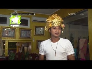 Aden Bajaj melakukan fitting baju pengantin adat Betawi