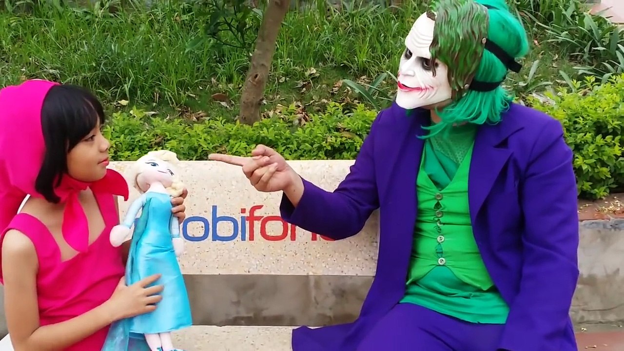 Is Elsa Doll Falling Into A Lake Water??? w/ Masha Rescue Elsa Doll