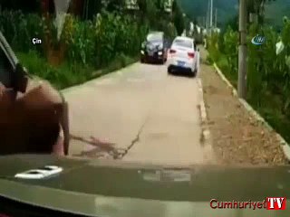 Küçük kızın ölümden döndüğü anlar kamerada