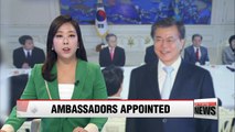 President Moon awards credentials to newly appointed ambassadors to the 'Four Powers'