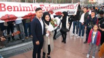 Taksim Meydanı'nda Pankartlı, Müzikli Evlenme Teklifi
