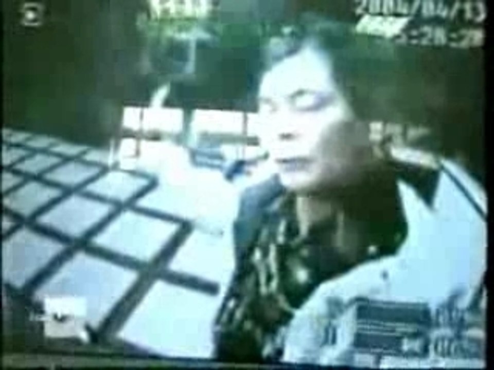 Régis Reçoit une Brique du Distributeur de Billets