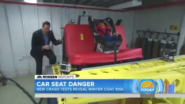 Voilà pourquoi il ne faut absolument pas attacher vos enfants sur le siège auto avec leur manteau!