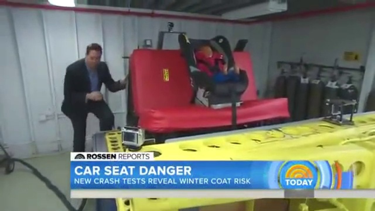 Voilà pourquoi il ne faut absolument pas attacher vos enfants sur le siège auto avec leur manteau!