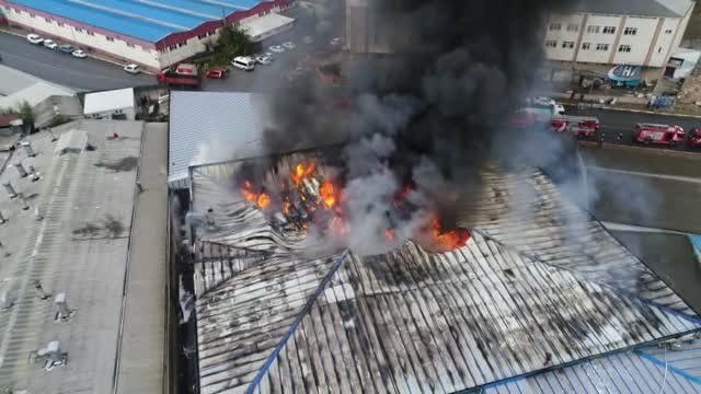 Beylikdüzü'nde Alev Alev Yanan Fabrika Havadan Görüntülendi