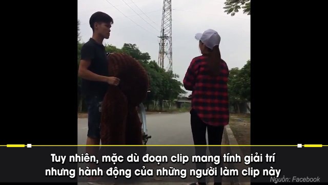 Không chịu yêu và nhận gấu bông, nữ sinh bị chàng trai vác dao hăm dọa liền đồng ý