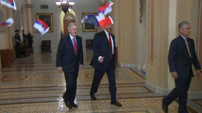 Trump se fait jeter des drapeaux russes à la figure