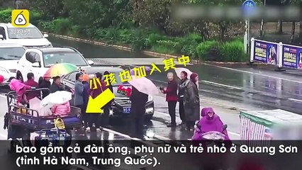 Xe dâu bị cả nhóm ăn xin chặn đầu, đòi tiền giữa quốc lộ