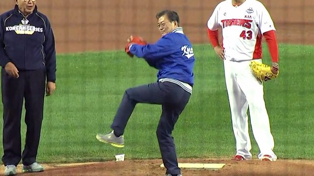 문재인 대통령, 한국시리즈 1차전 시구 / YTN