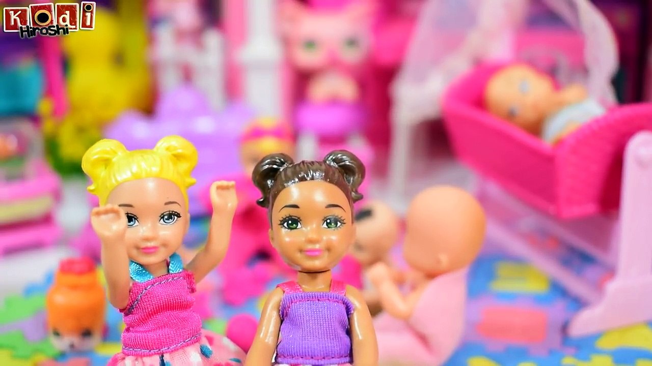 DIA DOS BEBÊS NA CRECHE DA BARBIE E FAZENDO A MERENDA NA COZINHA DA BARBIE HISTORINHAS DIVERTIDAS