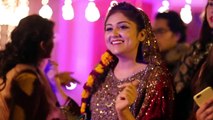 This Cute Pakistani Bride Chilling & Dancing at her on own Mehndi