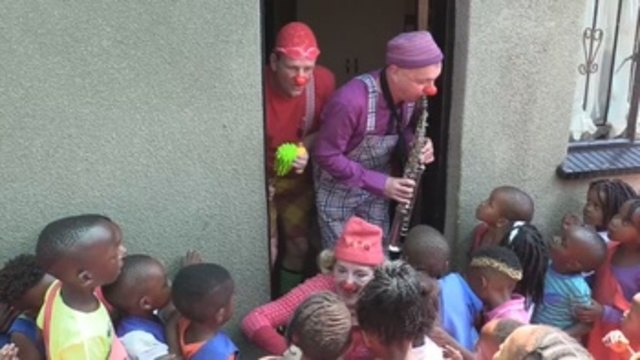 Africlowns, payasos holandeses para levantar risas en suburbios de Sudáfrica