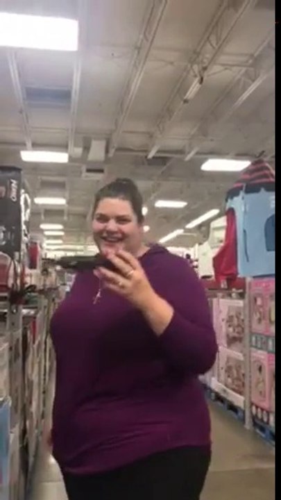 Elle chante comme une déesse en testant un Karaoké dans le supermarché !