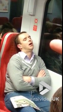 La tête quand tu t'endors dans le RER après le taf..