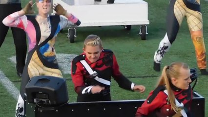 Cette musicienne ressent à fond la musique de la parade !