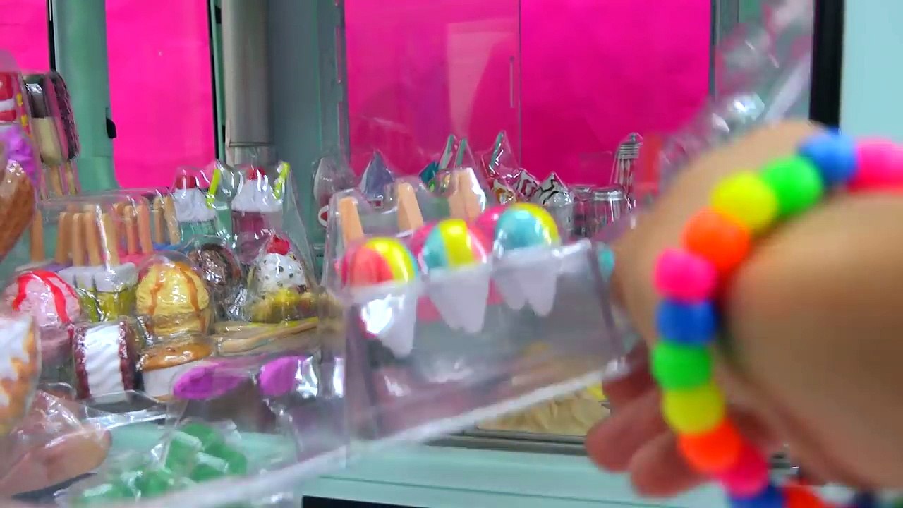 American Girl Doll Serves My Little Pony Derpy + Shopkins Food At Ice Cream Truck