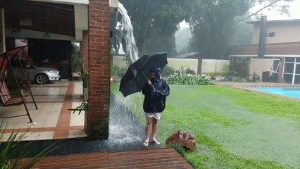 La foudre tombe a côté d'un enfant (Argentine)
