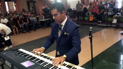 Le marié se met à jouer du synthé pour faire patienter les invités car sa futur femme est en retard