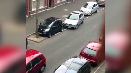 Burlas a una conductora: el aparcamiento de las 1.001 maniobras