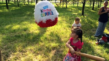 Круто! Огромный Киндер Сюрприз пиньята Игры для детей ⭐ Приключения Софии