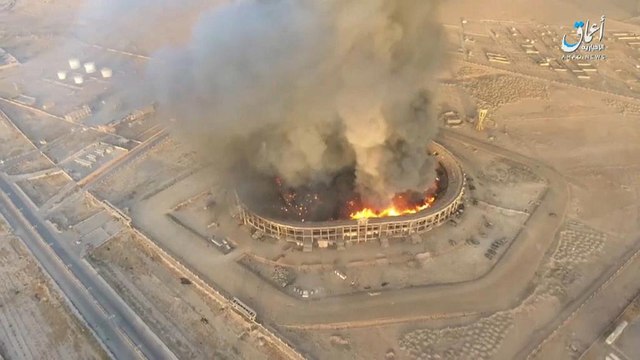 شاهد: طائرات داعش تقصف مخزن ذخائر لقوات النظام السوري غرب دير الزور